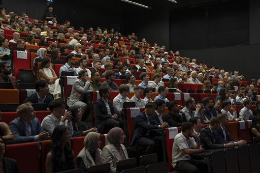 Die Veranstaltung findet am Freitag, den 03.07.2026, um 16:00 Uhr, auf dem Campus der Hochschule Düsseldorf statt. Eingeladen sind Angehörige, Familien und Freunde sowie Mitarbeiter*innen und Alumni, um diesen bedeutenden Anlass gemeinsam zu feiern.